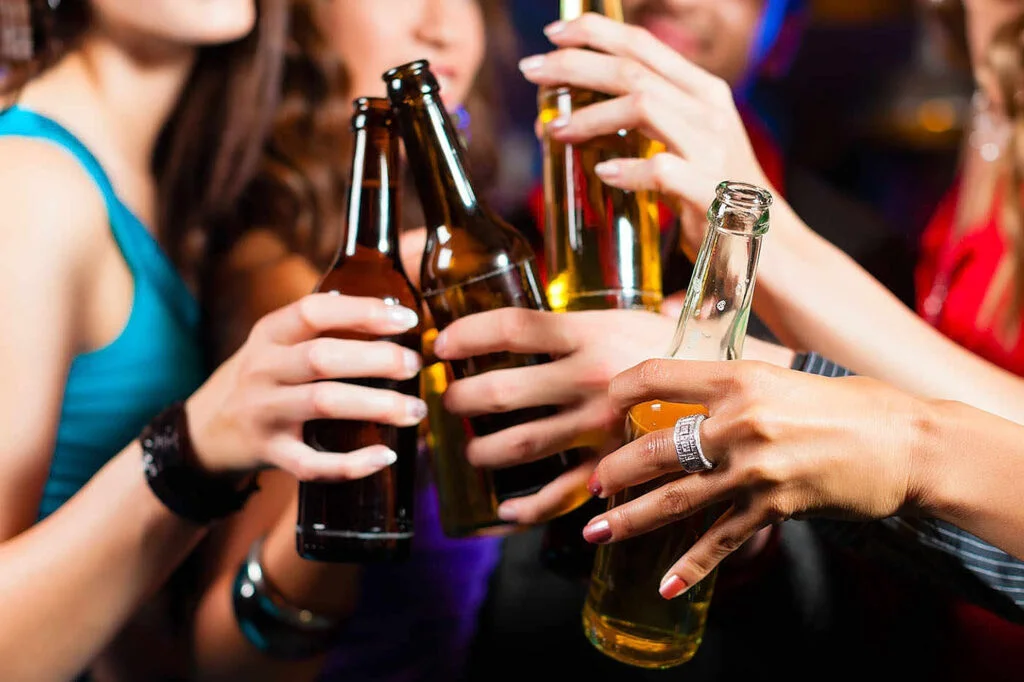 Un oraș din Europa a interzis alcoolul în locurile publice din cauza românilor