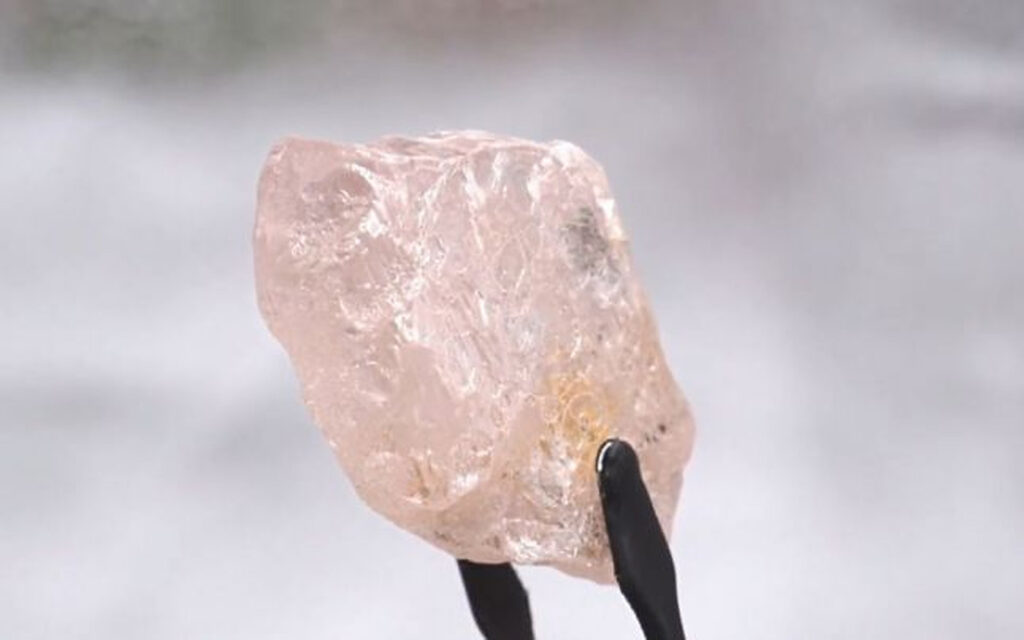 Diamantele roz. Cercetătorii au descoperit secretul celor mai rare pietre prețioase