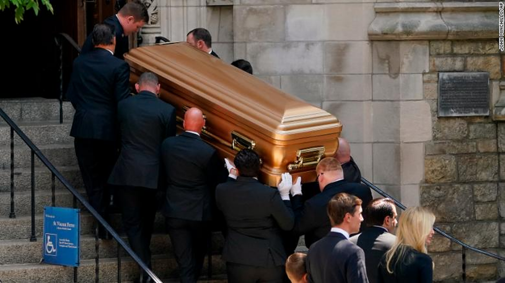 Donald Trump a fost prezent la înmormântarea fostei soții. Fosta Primă Doamnă a Statelor Unite l-a însoțit