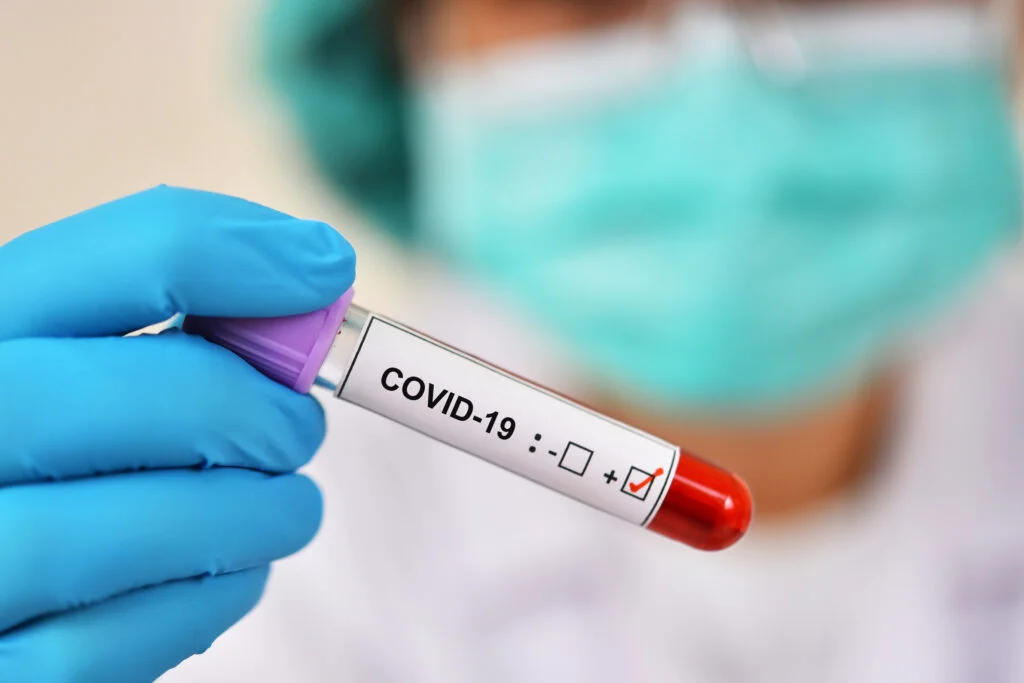 Peste 3.000 de cazuri de coronavirus într-o săptămână. Mai mult de jumătate dintre pacienți erau vaccinați