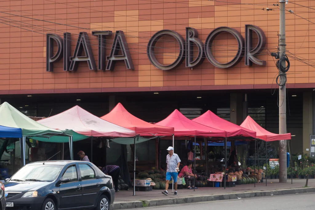 O cunoscută vedetă TV, surprinsă la cumpărături în Piața Obor. Cu ce chilipiruri și-a umplut coșul