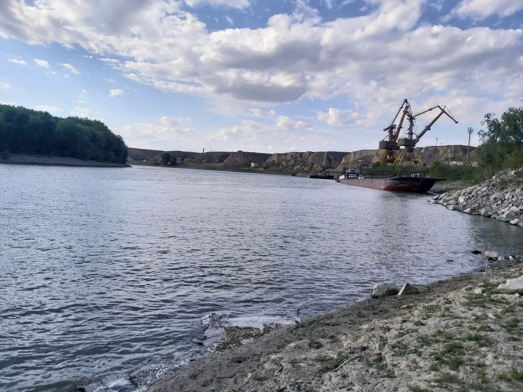 Dezastru ecologic pe Dunăre. Zeci de tone de petrol s-au scurs dintr-o navă sub pavilion bulgăresc