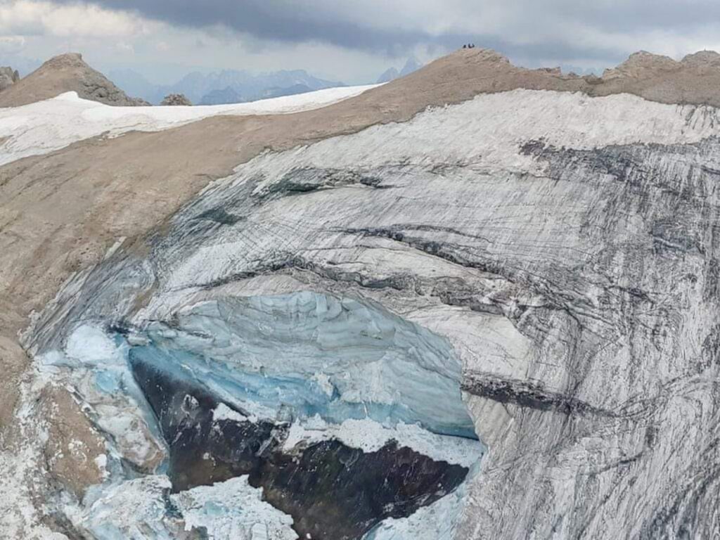 Update. Doi români, uciși în Italia. Un ghețar de mari dimensiuni s-a prăbușit în Munții Alpi. Șase morți, 14 răniți grav