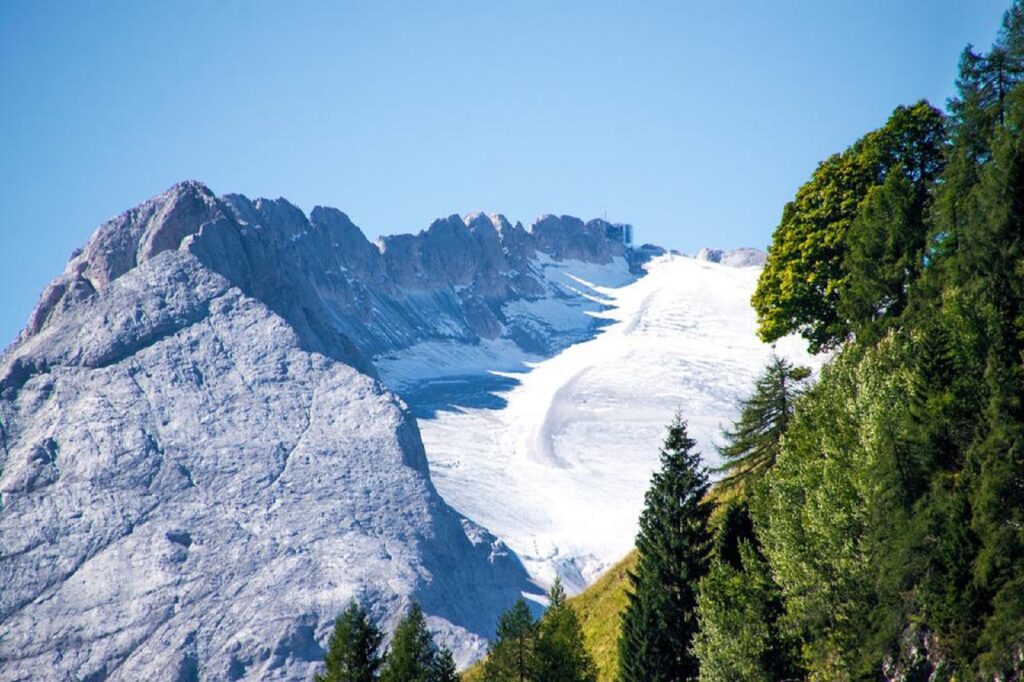 O bucată dintr-un ghețar s-a prăbușit în Alpii italieni. Sunt cel puțin 6 morți şi 8 răniţi. VIDEO