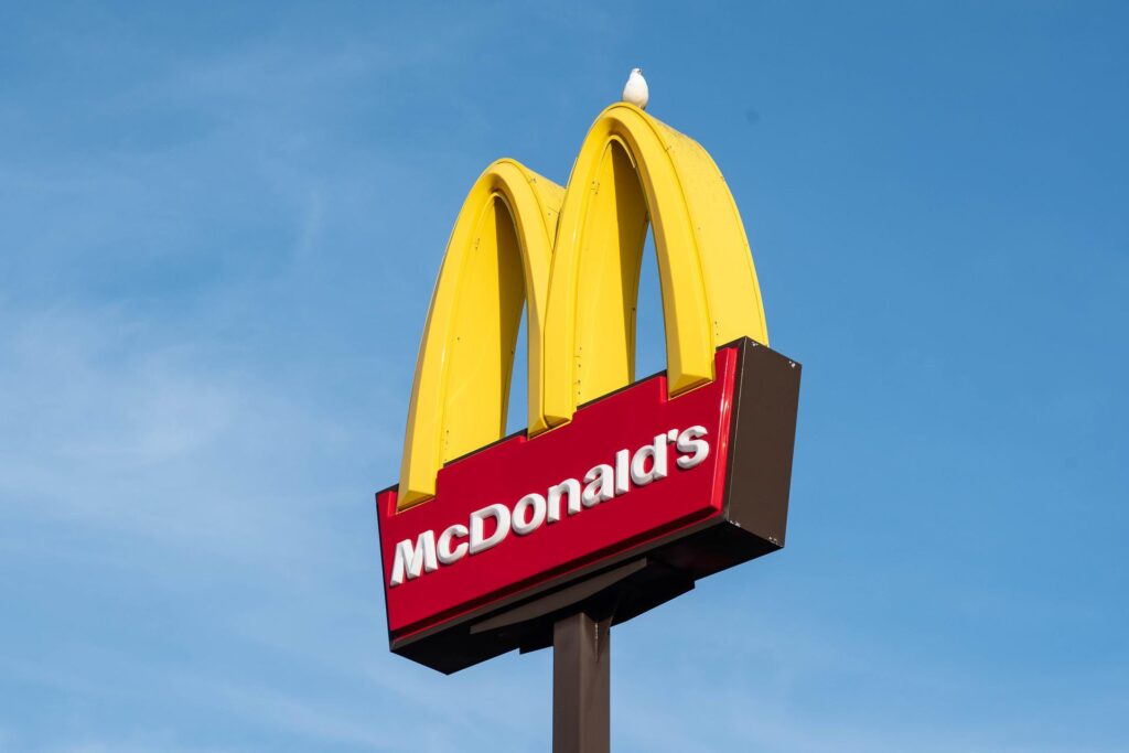 Aproape un milion de dolari de la McDonald’s! Despăgubiri-record pentru o fetiță de opt ani