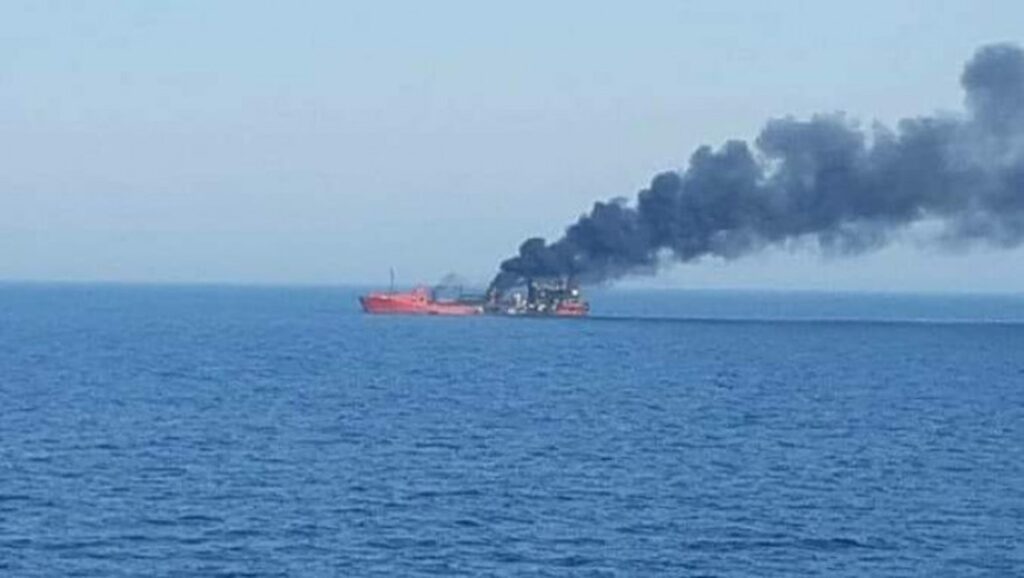 O navă turcească a fost lovită de o rachetă în portul orașului Herson, declanșând un incendiu. Video