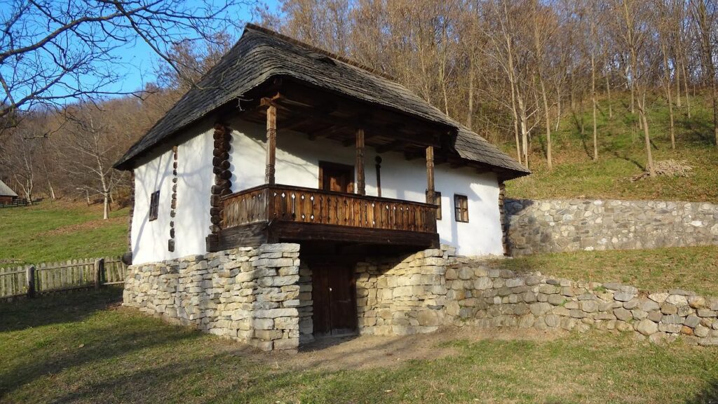 O casă bătrânească din Cluj costă 220 euro pe lună. Ce pretenții are proprietarul