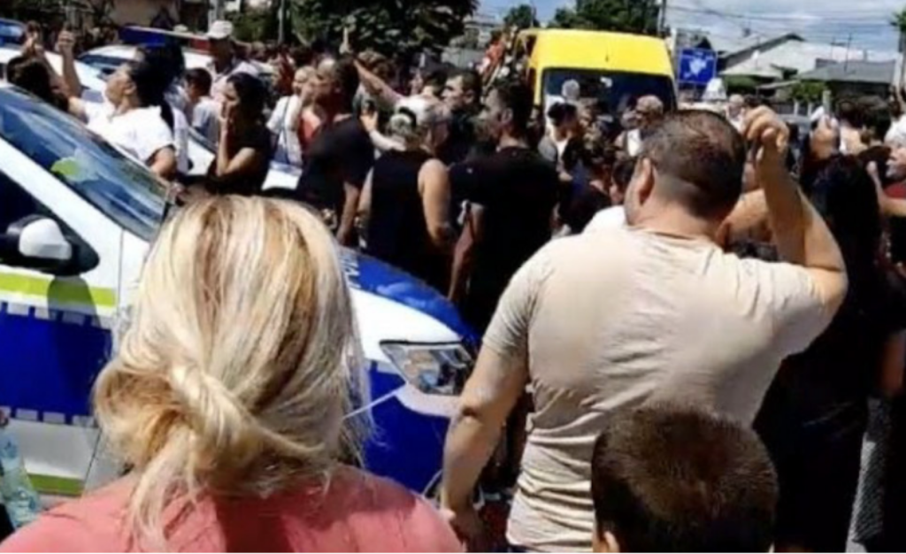 Trei bărbați, reținuți după un scandal cu poliția la Târgoviște. Cinci polițiști au fost bătuți la înmormântarea unei fetițe. Video