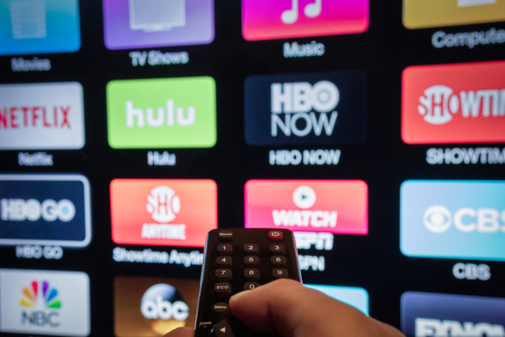 Schimbări pe piața media. Platformele de streaming vor plăti taxă pe venit, iar televiziunea publică poate întrerupe filmele cu reclame