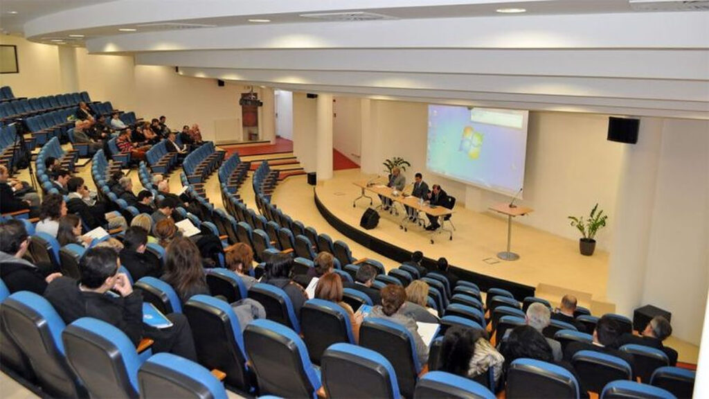 O universitate privată celebră nu mai organizează concurs de admitere anul acesta! Printre profesorii care au predat sunt Adrian Năstase şi Elena Udrea