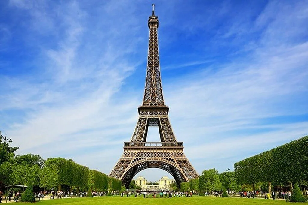 Turnul Eiffel este pe cale de a fi dărâmat: „Rugina a câștigat și mănâncă fierul monumentului ca termitele din lemn”