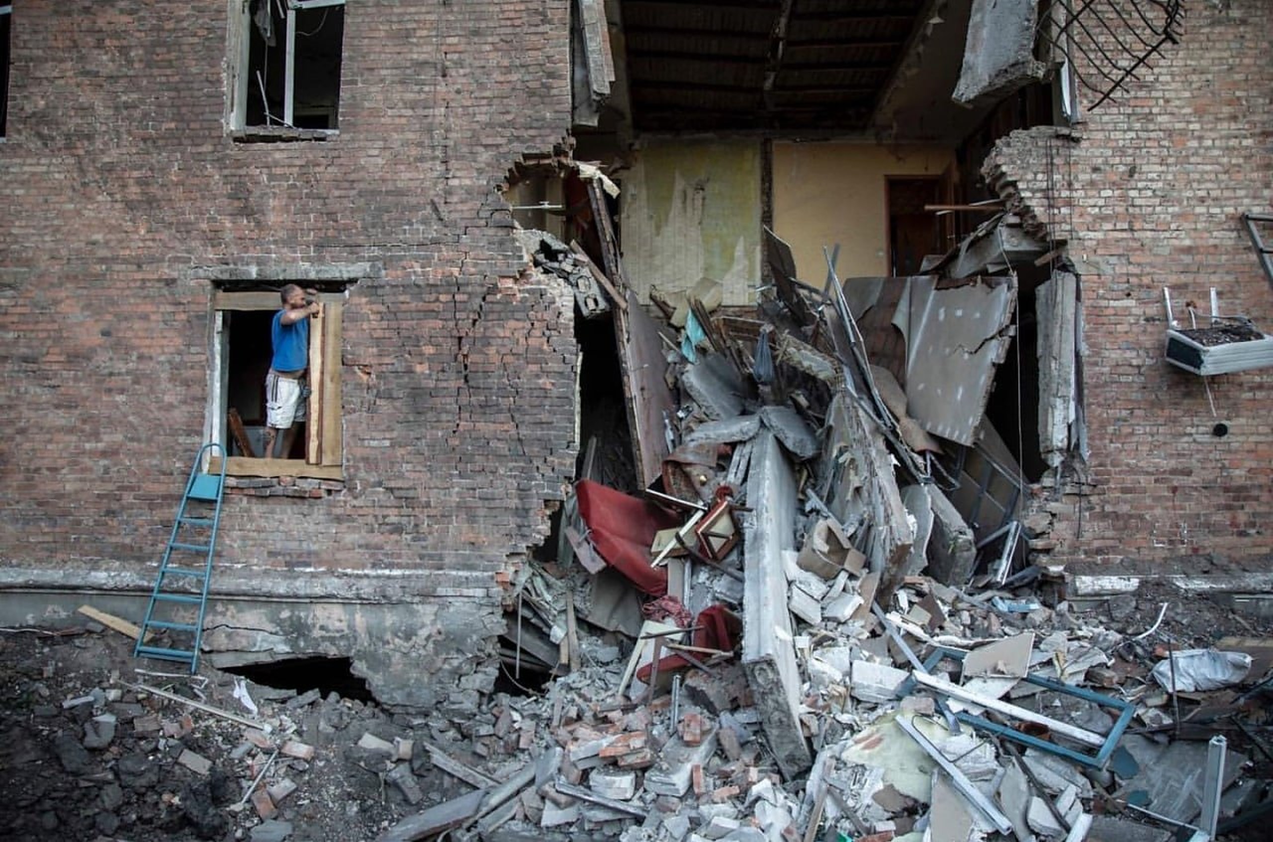 Bloc distrus de bombardamente în Ucraina