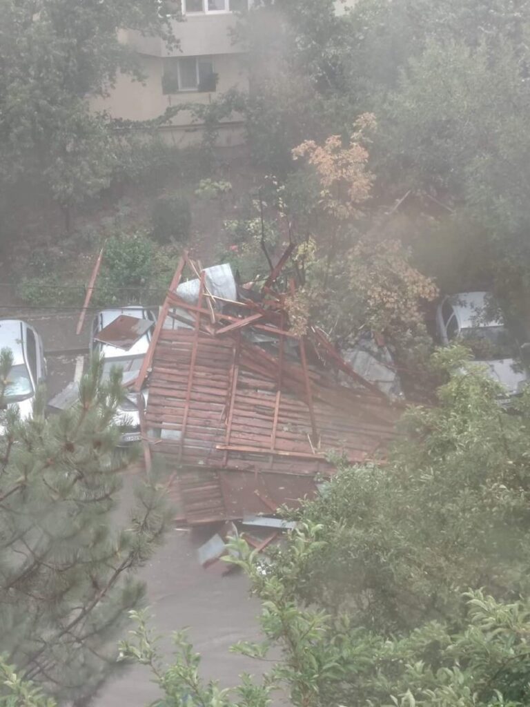 Imagini apocaliptice la Craiova! O furtună violentă a făcut ravagii. Mașini distruse, copaci şi acoperișuri, spulberate. FOTO