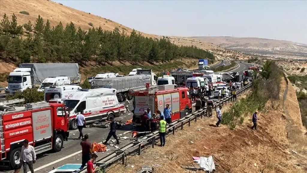 Catastrofă pe o șosea. 16 morți și 22 de răniți după ce un autocar s-a ciocnit cu o ambulanță