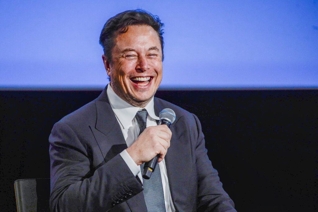 Elon Musk a fost surprins sărutând o femeie robot. Care este adevărul din spatele fotografiilor devenite virale
