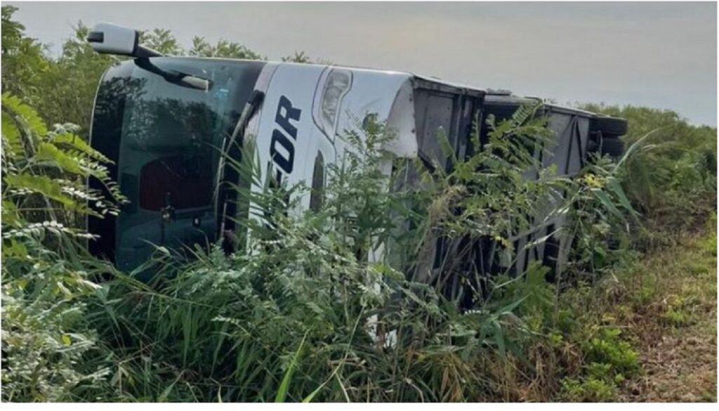 Un autocar s-a răsturnat pe autostrada București-Pitești