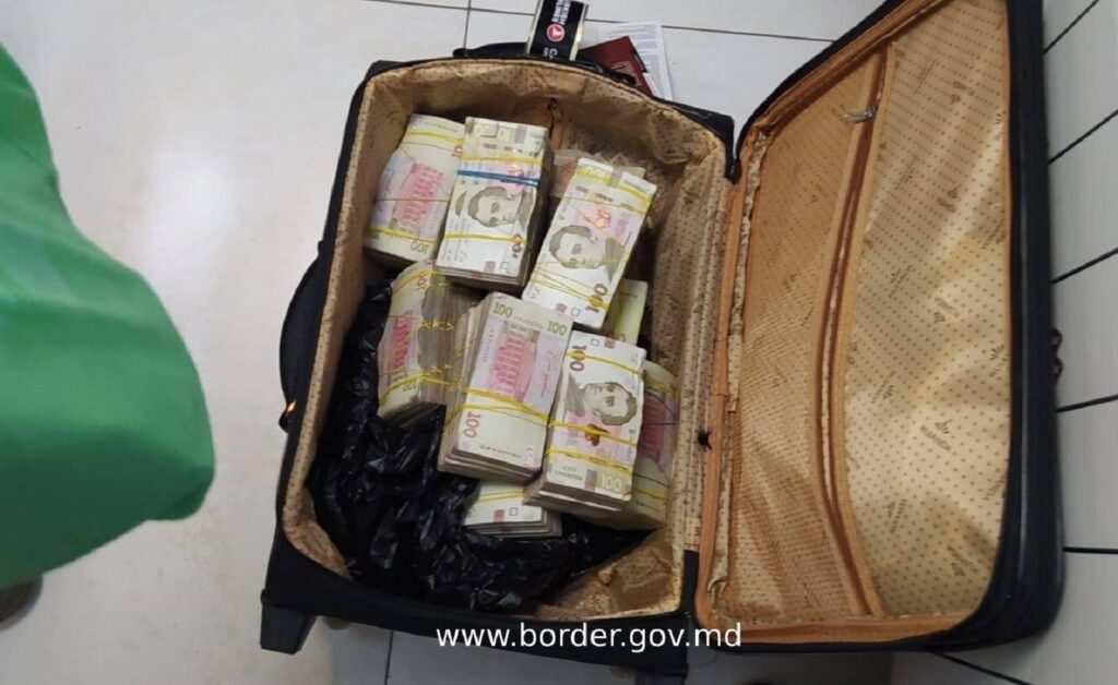 Cetățean rus prins pe Aeroportul Chișinău cu valizele pline de bani. Voia să ajungă în Turcia