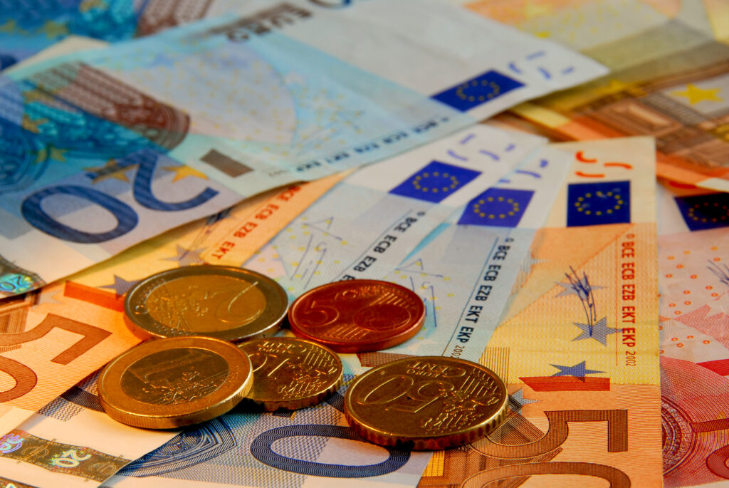 Euro revine în forță. A avut cea mai mare creștere din ultimele șase luni. A depășit dolarul american