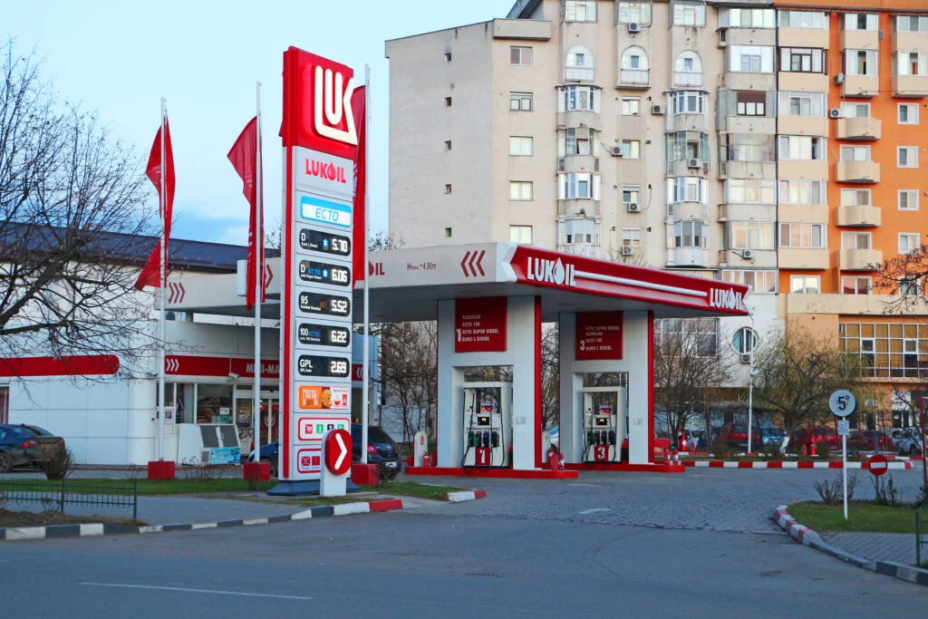 Marea mutare de pe piaţa petrolului. Cine este interesat să preia benzinăriile ruşilor din România