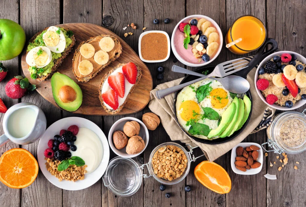 Ce este indicat să consumăm la micul dejun. Nutriționiștii vin cu cinci idei de preparate bogate în nutrienți