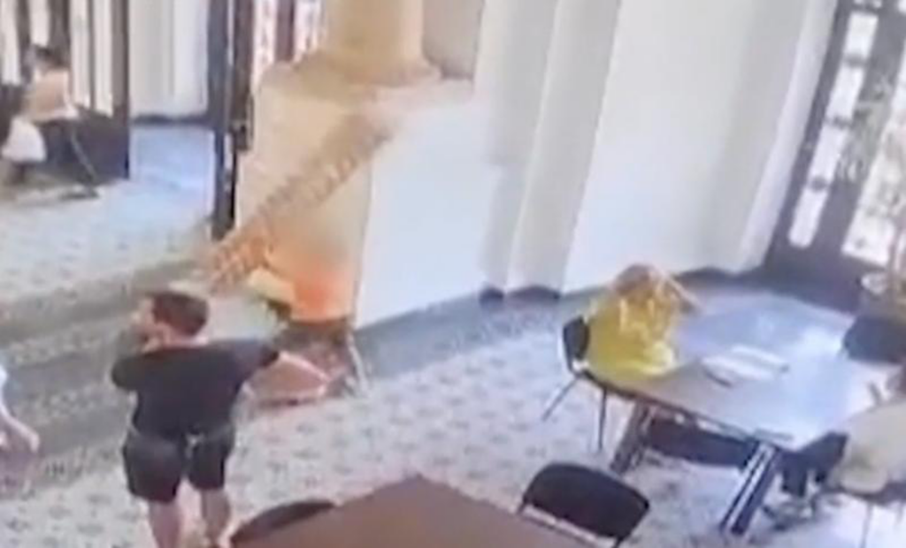 Imagini cu momentul în care statuia din clădirea Primăriei Capitalei cade peste copilul de șase ani. Video