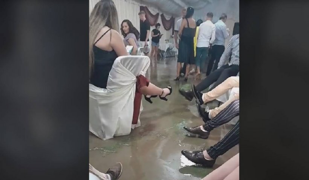 Nuntă stricată din cauza vremii. Evenimentul a fost oprit pentru că locația a fost inundată