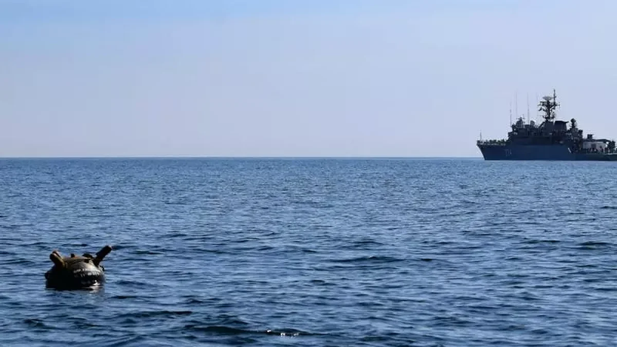 O navă comercială a lovit o mină, în Marea Neagră. O persoană a ajuns la spital