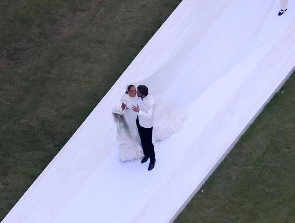 Primele imagini de la nunta lui Ben Affleck cu Jennifer Lopez. Cum arată rochia de mireasă creată de Ralph Lauren