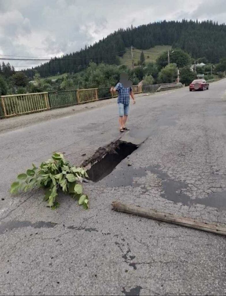 Încă un pod surpat în România. O gaură uriașă a apărut chiar în mijlocul șoselei. Video
