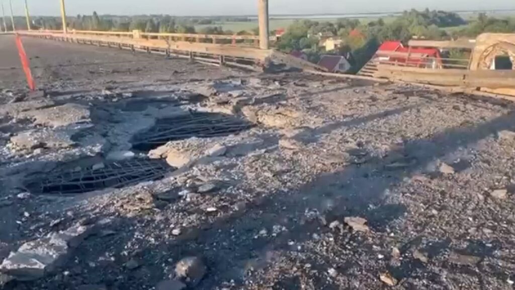 Ucrainenii au lovit din nou podul strategic Antonivski de peste Nipru, controlat de ruși. Foto