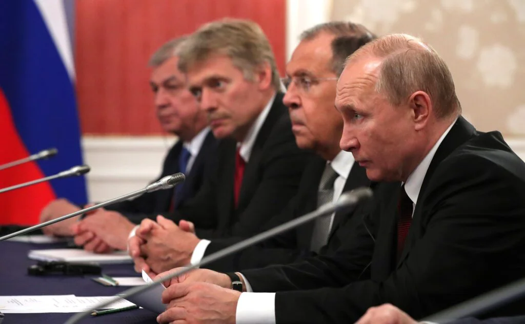 Dmitri Peskov acuză cinismul Occidentului și avertizează că războiul din Ucraina ia amploare