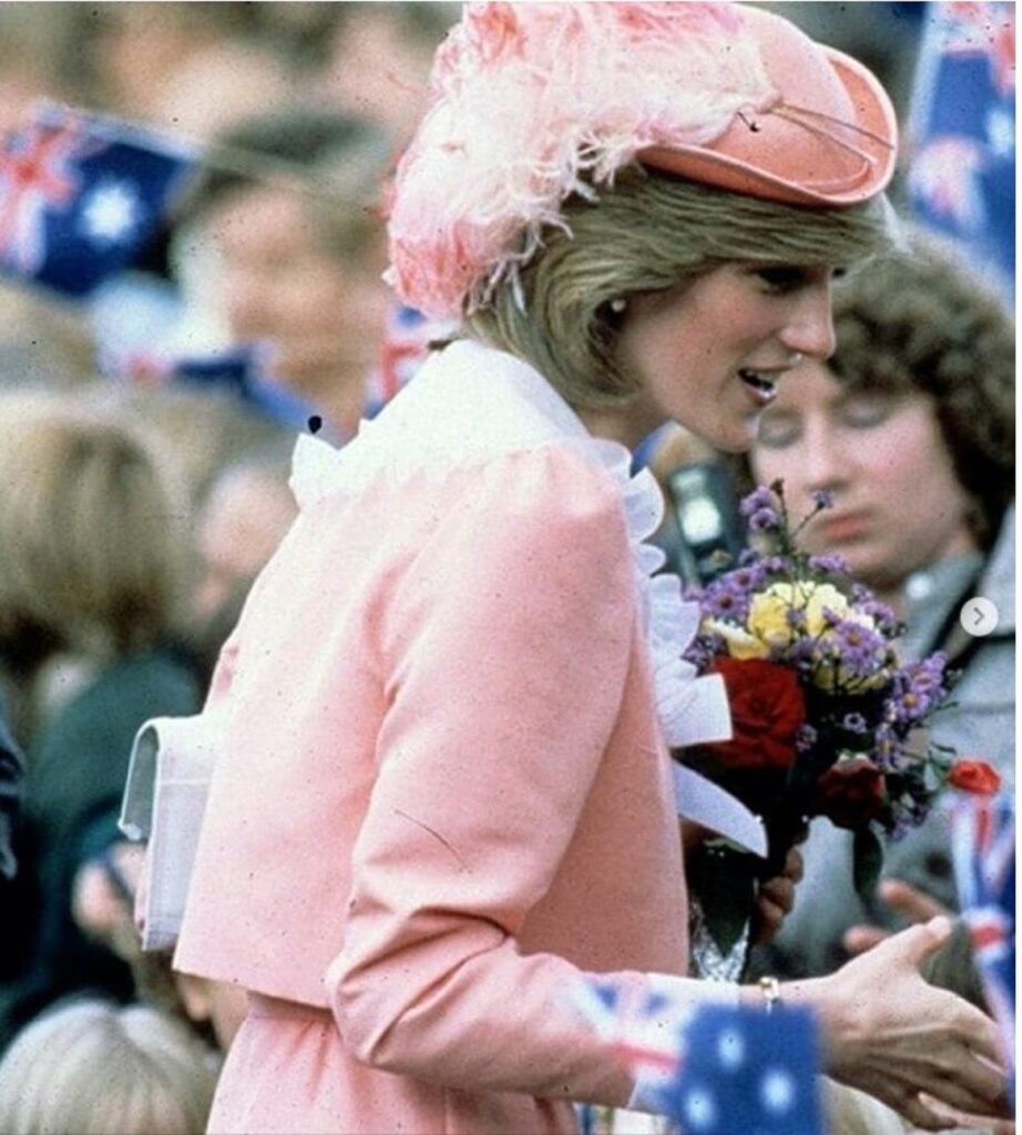 Povestea rochiei preferate a Prințesei Diana. A vrut să o cumpere pentru logodnă, dar nu a fost primită în magazin VIDEO