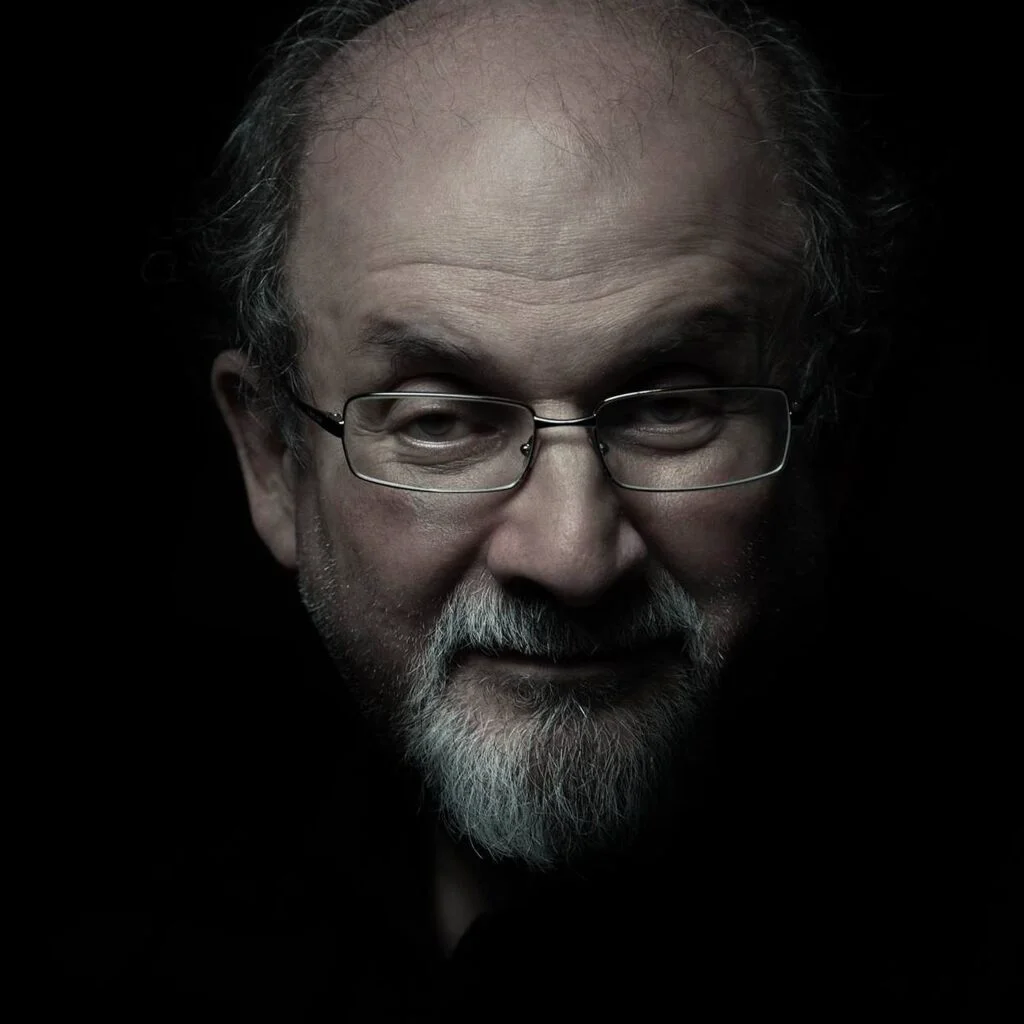 Update. Tentativă de asasinat asupra lui Salman Rushdie. Autorul „Versetelor Satanice” a fost deconectat de la ventilator și poate vorbi