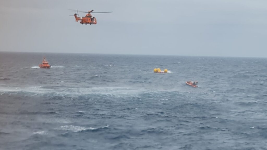 Operațiune de salvare în Atlantic. Un bărbat naufragiat salvat după 16 ore