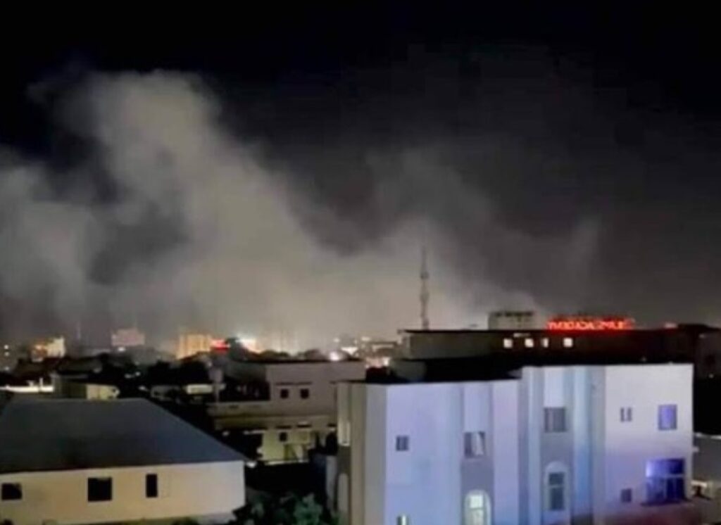 Hotel luat cu asalt de islamiștii somalezi. Autoritățile anunță 12 victime în schimbul de focuri. Video