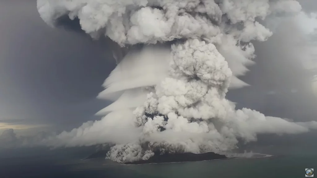Vulcanul Tonga a trimis tone de apă în stratosferă. Ar putea declanșa încălzirea Pământului. Video