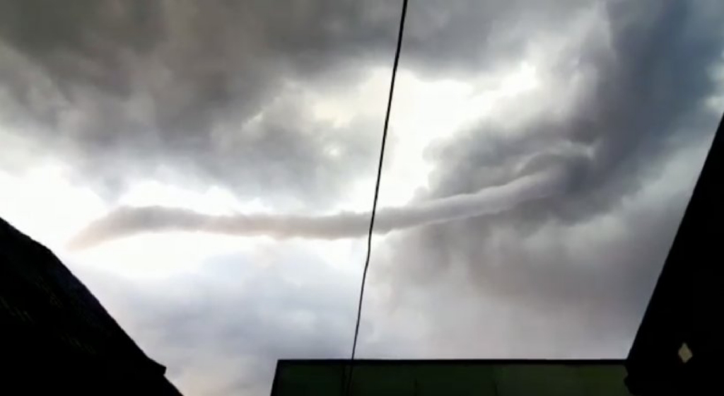 Fenomene meteo extreme. O tornadă uriașă a fost surprinsă lângă Craiova. Video
