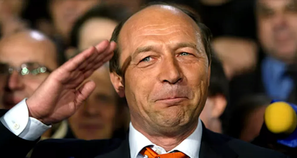 Traian Băsescu, la un șpriț cu prietenii în Bruxelles de Ziua Națională. Klaus Iohannis nu l-a invitat la recepţia de la Palatul Cotroceni