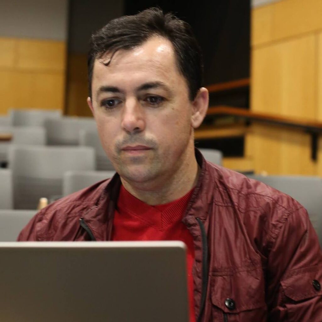 Laurenţiu Ciocăzanu este noul coordonator al Direcției Știri-TVR. Jurnalistul a fost ospătar pentru o perioadă în Valencia