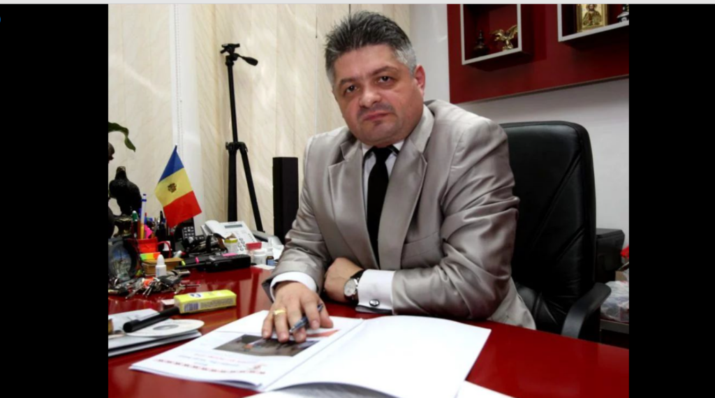 Exclusiv. Doctorul Adrian Florin Secureanu, trimis în judecată pentru delapidarea bugetului spitalului Malaxa, a strâns de gât un jurnalist în fața Tribunalului București