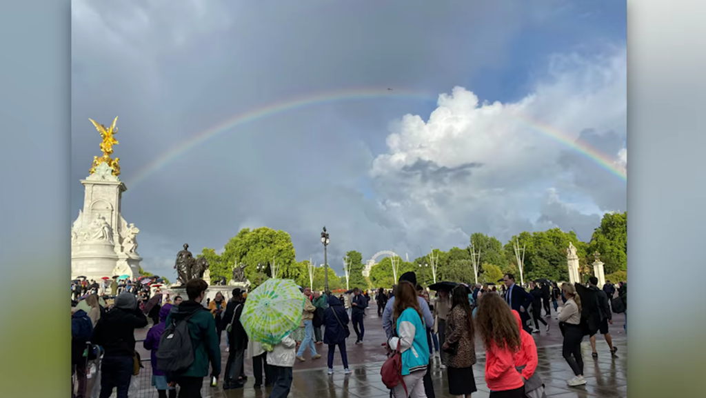 „Un semn că va fi mereu cu noi”: Momentul emoționant în care un dublu curcubeu a apărut deasupra Palatului Buckingham și un altul la Castelul Windsor