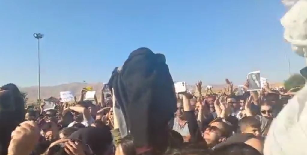 Revoluție anti-hijab masivă. Femeile iraniene și-au ars burka și și-au tăiat părul în semn de protest