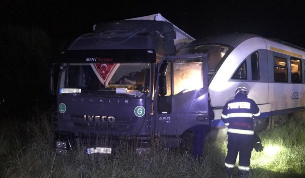 Un tren de călători a lovit un TIR în apropiere de Odorheiu Secuiesc. Două persoane au avut nevoie de îngrijiri medicale