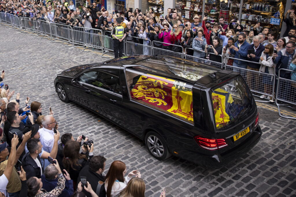 UPDATE. Funeraliile Reginei Elisabeta. Invitații la dineul organizat de regele Charles al III-lea au început să sosească la Londra. Au mai rămas doar câteva ore