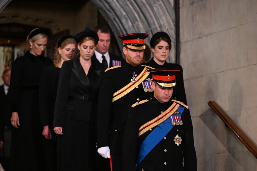 Nu se prevăd semne de împăcare între William și Harry. Cum au fost surprinși la funeraliile Reginei Elisabeta a II-a
