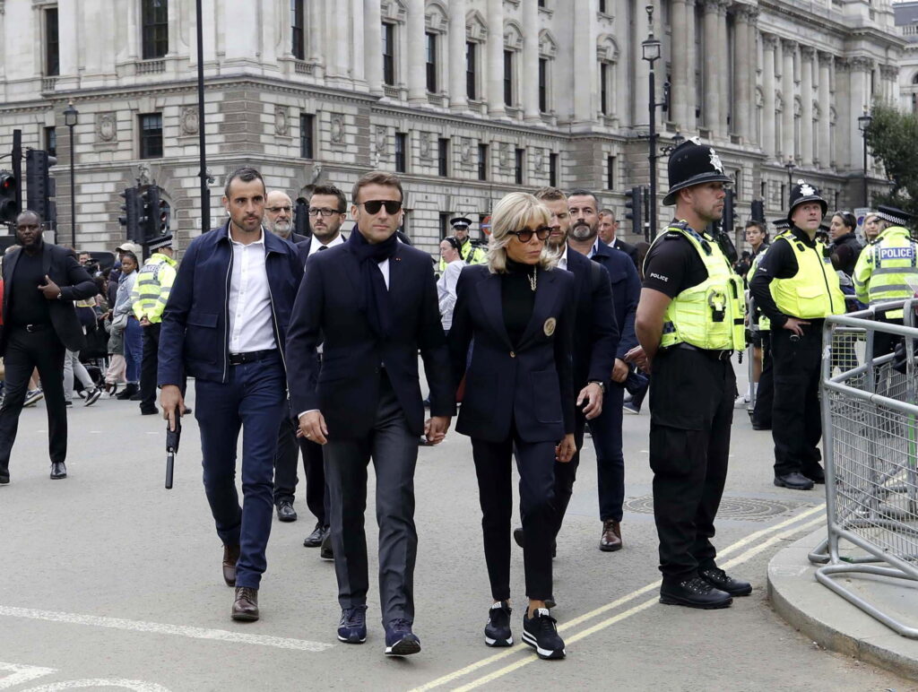 Emmanuel Macron și prima doamnă Brigitte Macron, ironizați pentru apariția lor „incognito” la Londra. Video