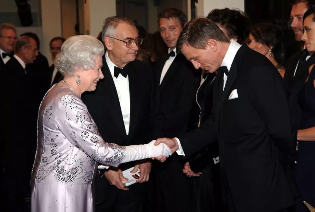 Daniel Craig, celebrul James Bond, amintiri cu Reginei Elisabeta a II-a. Videoclipul care a amuzat toată planeta