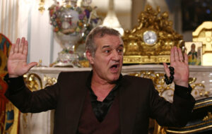 Statuia lui Gigi Becali, vandalizată. Bustul a fost vopsit, iar pe piept au scris mesajul „Mori”. Foto-Video