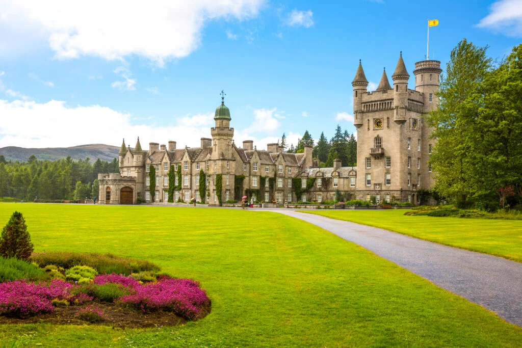 Istoria Castelului Balmoral, locul în care a murit regina Elisabeta a II-a: „Cred că bunica era fericită acolo”