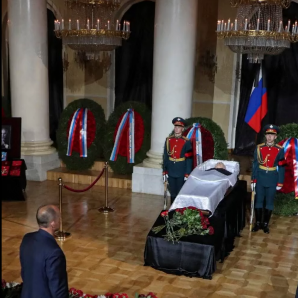 Mihail Gorbaciov este depus într-un sicriu deschis. Mii de oameni din Rusia i-au adus un omagiu.  Video